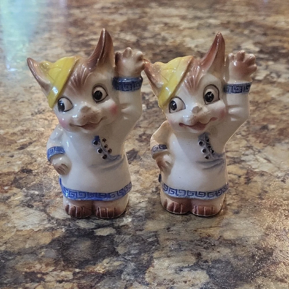 Vintage Ceramic Salt & Pepper Shakers Kitty Japan